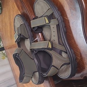 New! Mens size 11 army green outdoor sporty leather summer sandals